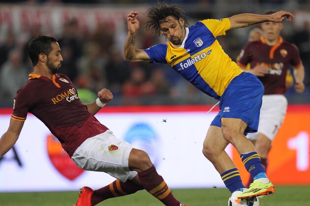 ROME, ITALY - APRIL 02: Amauri (L)  of FC Parma competes for the ball with Mehdi Benatia of AS Roma during the Serie A match between AS Roma and FC Parma at Olimpico Stadium on April 2, 2014 in Rome, Italy.  (Photo by Paolo Bruno/Getty Images)