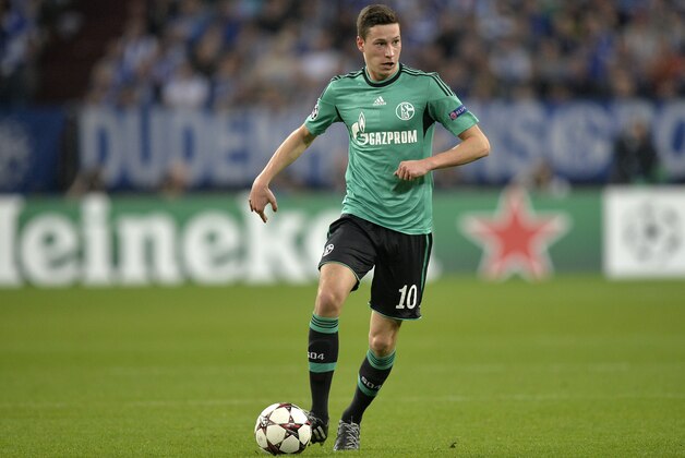 Schalke's Julian Draxler goes with the ball during the Champions League group E soccer match between FC Schalke 04 and Chelsea FC in Gelsenkirchen, Germany, Tuesday, Oct. 22, 2013. (AP Photo/Martin Meissner)