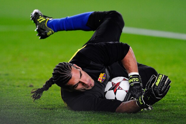 BARCELONA, SPAIN - DECEMBER 11:  Jose Manuel Pinto of FC Barcelona in action during the warm up prior to the Champions League Group H match between FC Barcelona and Celtic FC at Camp Nou on December 11, 2013 in Barcelona, Spain.  (Photo by David Ramos/Getty Images)