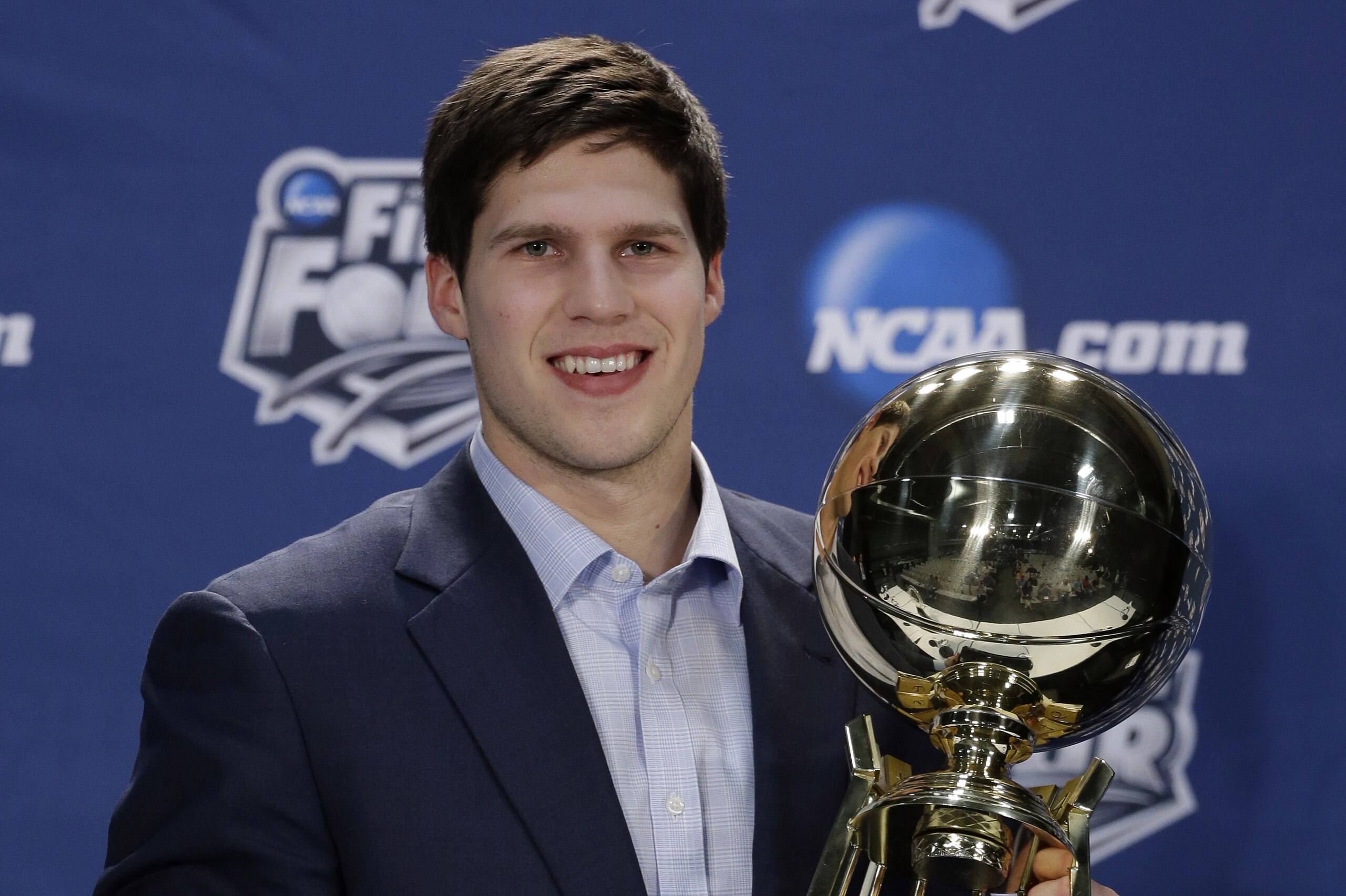 Creighton's Doug McDermott holds up his AP College Basketball Player of the Year trophy at a news conference Thursday, April 3, 2014, in Dallas. (AP Photo/David J. Phillip)
