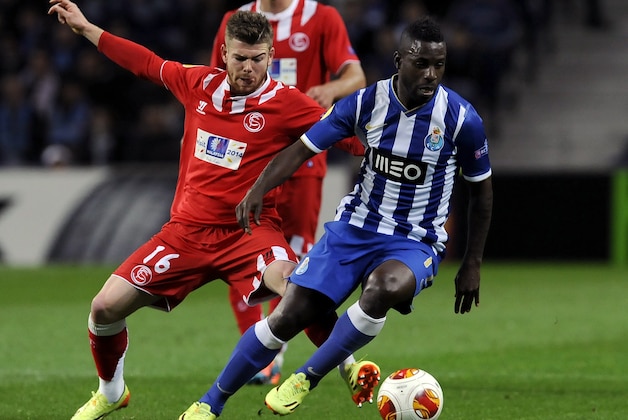 Sevilla's Alberto Moreno, left, challenges FC Porto's Silvestre Varela during their Europa League Quarter-final, first leg soccer match at the Dragao stadium, in Porto, Portugal, Thursday April 3, 2014. (AP Photo/Paulo Duarte)