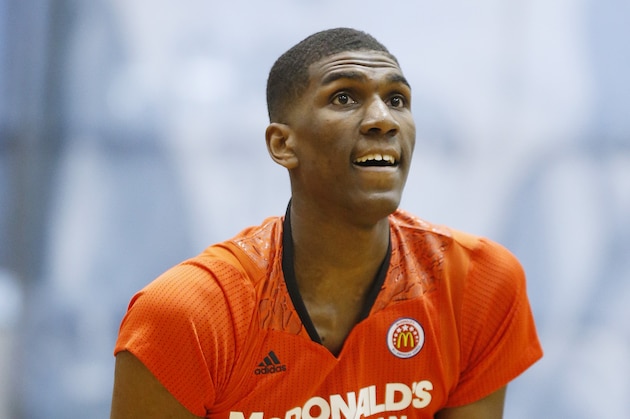 McDonald's East All-American Kevon Looney, of Milwaukee, Wis., competes in the three-point shootout during the McDonald's All-American Jam Fest at the University of Chicago in Chicago, on Monday, March 31, 2014. (AP Photo/Andrew A. Nelles)