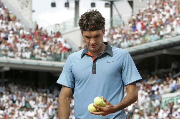 Switzerland's Roger Federer prepares to serve to France's Gael Monfils during a quarterfinal match of the French Open tennis tournament at the Roland Garros stadium in Paris, Wednesday June 3, 2009. (AP Photo/Lionel Cironneau)