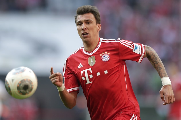 Bayern's Mario Mandzukic of Croatia watches the ball during the German first division Bundesliga soccer match between FC Bayern Munich and TSG 1899 Hoffenheim, in Munich, southern Germany, Saturday, March 29, 2014. (AP Photo/Matthias Schrader)