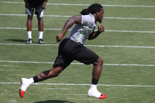 South Carolina defensive end Jadeveon Clowney competes in a drill for NFL representatives at South Carolina football pro day in Columbia, S.C., Wednesday, April 2, 2014. (AP Photo/Mary Ann Chastain)