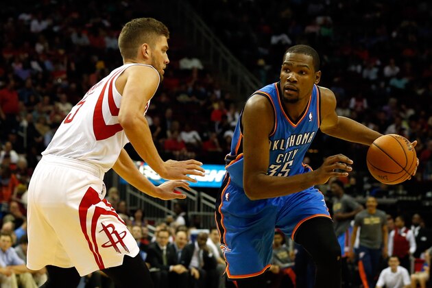 HOUSTON, TX - APRIL 04:  Kevin Durant #35 of the Oklahoma City Thunder drives to the basket against Chandler Parsons #25 of the Houston Rockets during a game at the Toyota Center on April 4, 2014 in Houston, Texas. NOTE TO USER: User expressly acknowledges and agrees that, by downloading and or using this photograph, User is consenting to the terms and conditions of the Getty Images License Agreement.  (Photo by Scott Halleran/Getty Images)