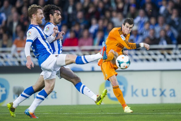 SAN SEBASTIAN, SPAIN - APRIL 05:  Gareth Bale of Real Madrid CF duels for the ball with Carlos Martinez of Real Sociedad during the La Liga match between Real Sociedad and Real Madrid CF at Estadio Anoeta on April 5, 2014 in San Sebastian, Spain.  (Photo by Juan Manuel Serrano Arce/Getty Images)