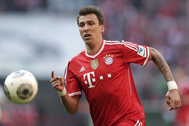 Bayern's Mario Mandzukic of Croatia watches the ball during the German first division Bundesliga soccer match between FC Bayern Munich and TSG 1899 Hoffenheim, in Munich, southern Germany, Saturday, March 29, 2014. (AP Photo/Matthias Schrader)