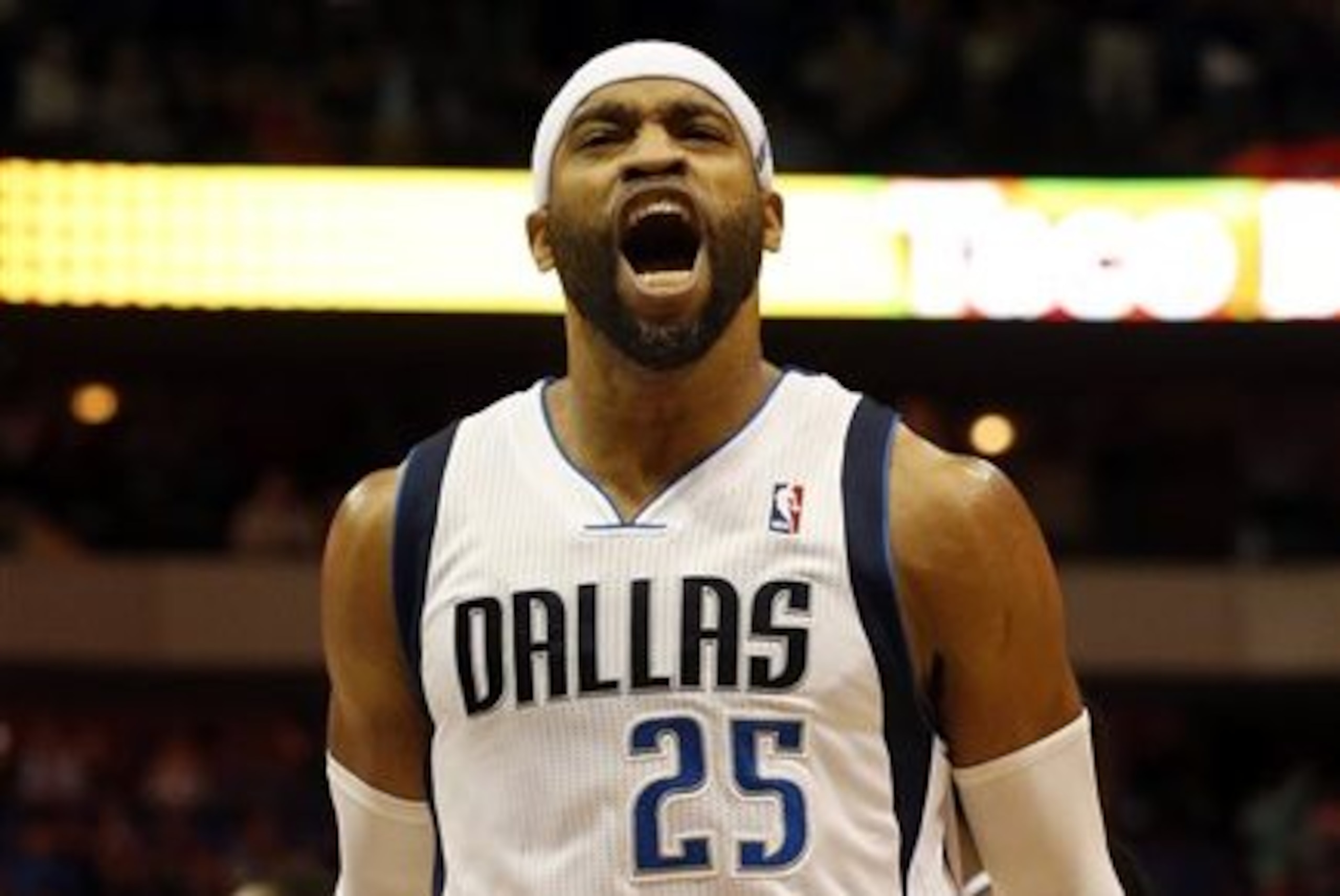Dallas Mavericks guard/forward Vince Carter (25) shouts after scoring the final points of Dallas' 103-98 win in an NBA basketball game against the Portland Trail Blazers on Friday, March 7, 2014, in Dallas. (AP Photo/John F. Rhodes)