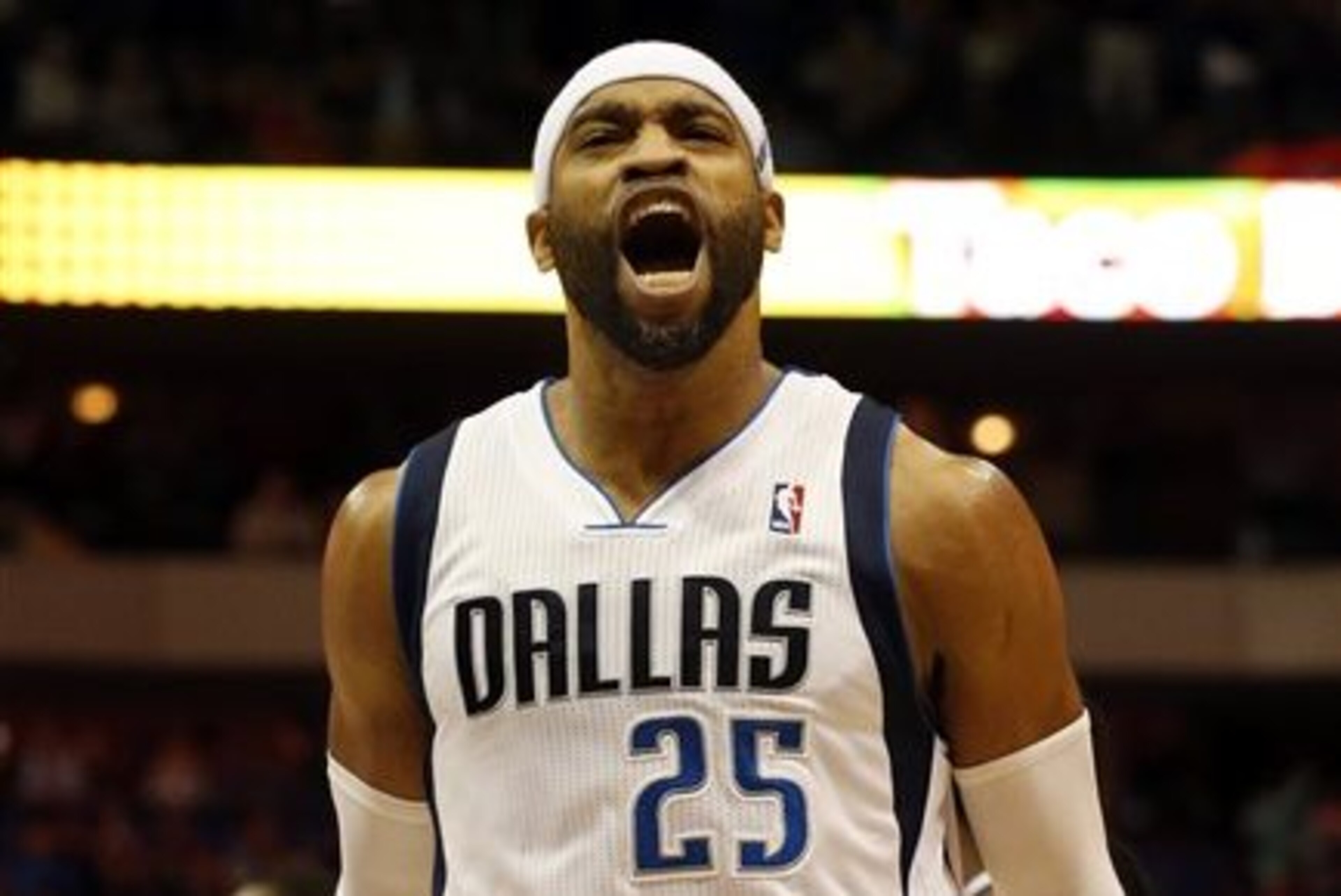 Dallas Mavericks guard/forward Vince Carter (25) shouts after scoring the final points of Dallas' 103-98 win in an NBA basketball game against the Portland Trail Blazers on Friday, March 7, 2014, in Dallas. (AP Photo/John F. Rhodes)