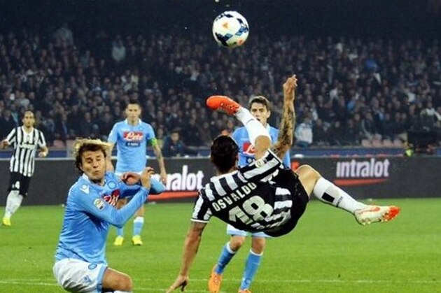 Juventus striker Osvaldo goes for an overhead kick past Napoli's Henrique during a Serie A soccer match between Napoli and Juventus, at the San Paolo stadium in Naples, Italy, Sunday, March, 30, 2014. (AP Photo/Salvatore Laporta)