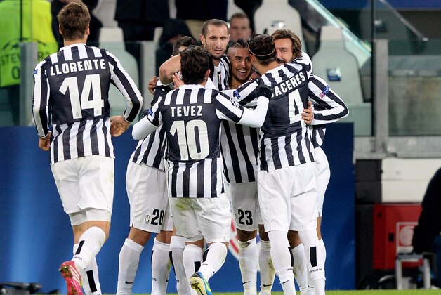 TURIN, ITALY - NOVEMBER 27:  Arturo Vidal of Juventus (C) celebrates scoring the third goal with team-mates during the UEFA Champions League Group B match between Juventus and FC Copenhagen at Juventus Arena on November 27, 2013 in Turin, Italy.  (Photo by Claudio Villa/Getty Images)