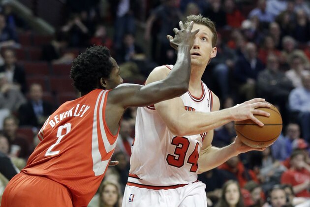Chicago Bulls guard Mike Dunleavy, right, drives to the basket against Houston Rockets guard Patrick Beverley during the second half of an NBA basketball game in Chicago on Thursday, March 13, 2014. The Bulls won 111-87. (AP Photo/Nam Y. Huh)
