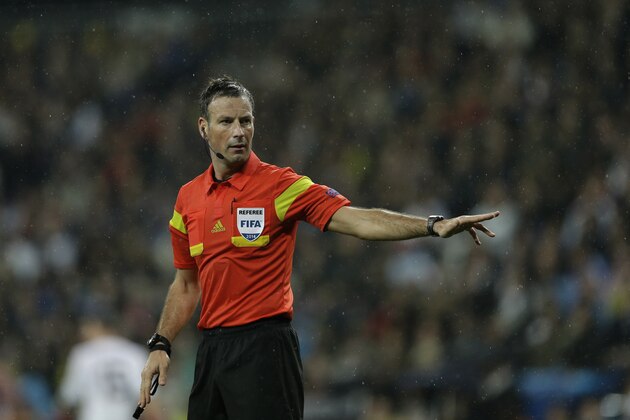Referee Mark Clattenburg in action during a Champions League quarterfinal first leg soccer match between Real Madrid and Borussia Dortmund at the Santiago Bernabeu   stadium in Madrid, Spain, Wednesday April 2, 2014. (AP Photo/Paul White)