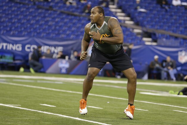 Clemson offensive lineman Brandon Thomas runs a drill at the NFL football scouting combine in Indianapolis, Saturday, Feb. 22, 2014. (AP Photo/Michael Conroy)