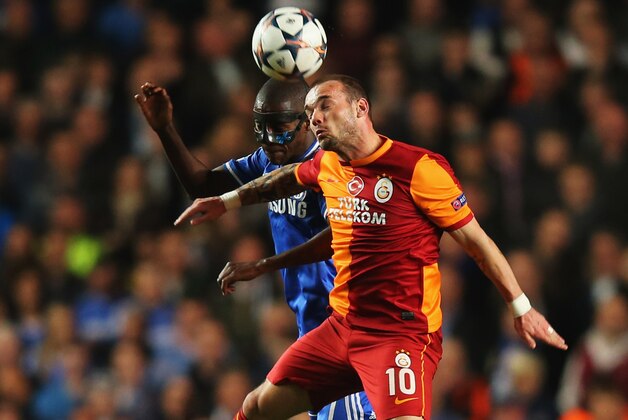 LONDON, ENGLAND - MARCH 18:  Ramires of Chelsea jumps with Wesley Sneijder of Galatasaray during the UEFA Champions League Round of 16 second leg match between Chelsea and Galatasaray AS at Stamford Bridge on March 18, 2014 in London, England.  (Photo by Clive Rose/Getty Images)