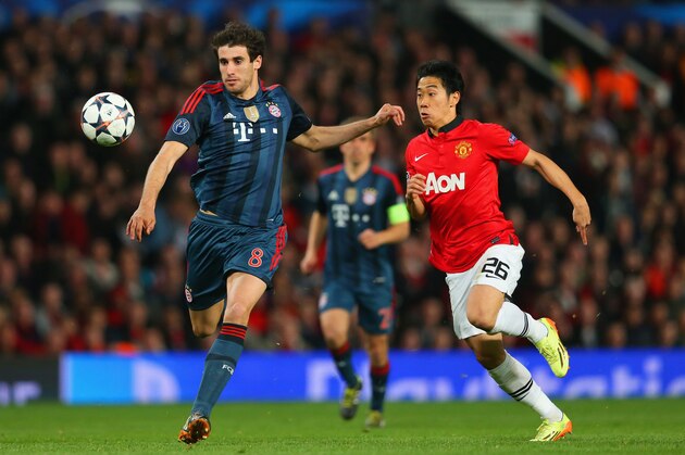 MANCHESTER, ENGLAND - APRIL 01:  Shinji Kagawa of Manchester United closes down Javi Martinez of Bayern Muenchen during the UEFA Champions League Quarter Final first leg match between Manchester United and FC Bayern Muenchen at Old Trafford on April 1, 2014 in Manchester, England.  (Photo by Alex Livesey/Getty Images)