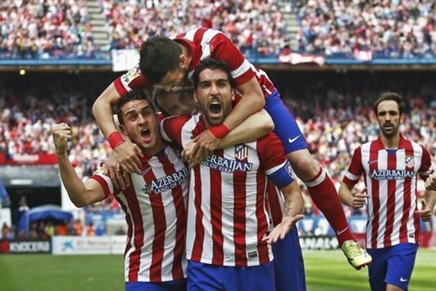 Atletico's Raul Garcia, center right, celebrates his goal with teammates during a Spanish La Liga soccer match between Atletico Madrid and  Villarreal at the Vicente Calderon stadium in Madrid, Spain, Saturday, April 5, 2014. (AP Photo/Andres Kudacki)
