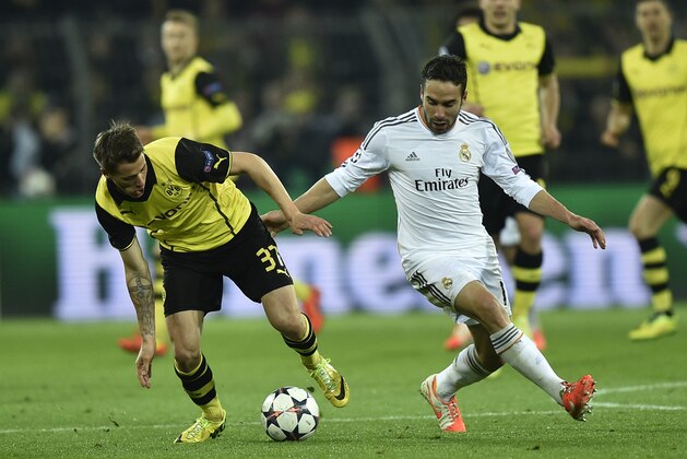 Dortmund's Erik Durm in action with Real's Daniel Carvajal during the Champions League quarterfinal second leg soccer match between Borussia Dortmund and Real Madrid in the Signal Iduna stadium in Dortmund, Germany, Tuesday, April 8, 2014. (AP Photo/Martin Meissner)