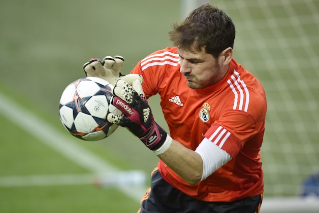 Real's keeper Iker Casillas exercises during the training session prior the UEFA Champions League second leg soccer match between Borussia Dortmund and Real Madrid in Dortmund, Monday, April 7, 2014. (AP Photo/Martin Meissner)
