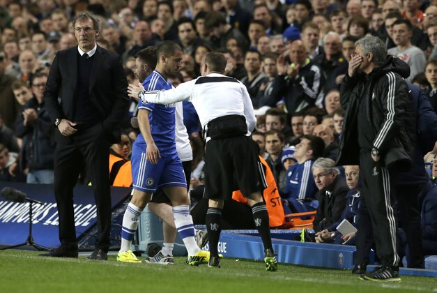 Chelsea's Eden Hazard, second left walks off the pitch after being substituted due to injury,as his manager manager Jose Mourinho, right, looks on during the Champions League quarterfinal second leg soccer match between Chelsea and Paris Saint Germain at Stamford Bridge stadium in London, Tuesday, April 8, 2014. (AP Photo/Matt Dunham). Chelsea's Eden Hazard, second left walks off the pitch after being substituted due to injury,as his manager manager Jose Mourinho, right, looks on during the Champions League quarterfinal second leg soccer match between Chelsea and Paris Saint Germain at Stamford Bridge stadium in London, Tuesday, April 8, 2014. (AP Photo/Matt Dunham).
