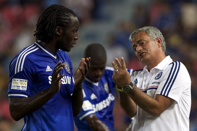 BANGKOK, THAILAND - JULY 17:  Romelu Lukaku of Chelsea speaks with Jose Mourinho coach of Chelsea during the international friendly match between Chelsea FC and the Singha Thailand All-Star XI at the Rajamangala Stadium in Bangkok, Thailand on July 17, 2013 in Bangkok, Thailand.  (Photo by Stanley Chou/Getty Images)