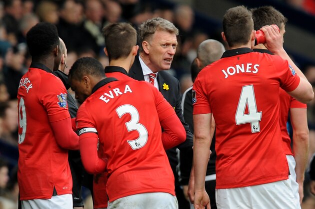 Manchester United's manager David Moyes talks to players during the English Premier League soccer match between West Bromwich Albion and Manchester United at The Hawthorns Stadium in West Bromwich, England, Saturday, March 8, 2014.  (AP Photo/Rui Vieira)