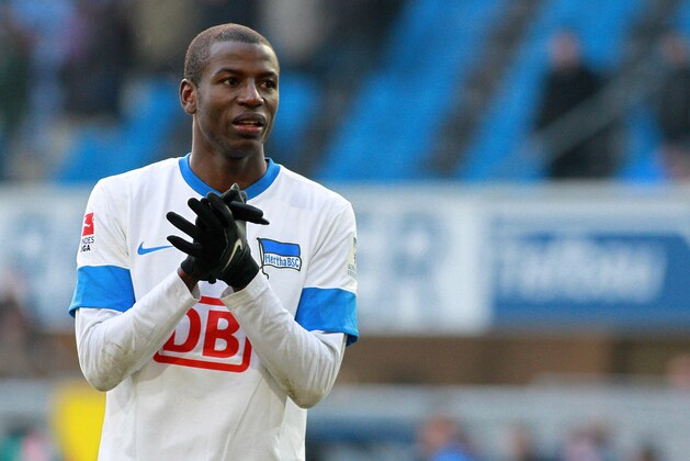 Fussball, 2. Bundesliga, Saison 2011/13, 18. Spieltag, SC Paderborn 07 - Hertha BSC, Samstag (08.12.12), Energieteam Arena, Paderborn: Berlins Adrian Ramos. +++ Achtung Bildredaktionen: Die Verwendung der Bilder fuer die gedruckten Ausgaben der Zeitungen und andere Print-Medien ist ohne Einschraenkungen moeglich. Die DFL erlaubt ausserdem die Publikation und Weiterverwertung von maximal 15 Fotos (keine Sequenzbilder und keine videoaehnlichen Fotostrecken) aus dem Stadion und/oder vom Spiel im Internet und in Online-Medien. Die Publikation oder Verwertung der Fotos (Stand- und Sequenzbilder) aus dem Stadion und/oder vom Spiel ueber Mobilfunk (insbesondere per MMS) und ueber DVB-H/SH und DMB ist erst 2 Stunden nach Abpfiff des jeweiligen Spiels erlaubt! Foto: Stefan Gelhot/dapd