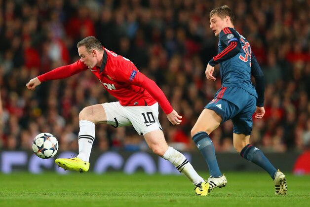 MANCHESTER, ENGLAND - APRIL 01: Toni Kroos of Bayern Muenchen marshalls Wayne Rooney of Manchester United during the UEFA Champions League Quarter Final first leg match between Manchester United and FC Bayern Muenchen at Old Trafford on April 1, 2014 in Manchester, England. (Photo by Alex Livesey/Getty Images) MANCHESTER, ENGLAND - APRIL 01: Toni Kroos of Bayern Muenchen marshalls Wayne Rooney of Manchester United during the UEFA Champions League Quarter Final first leg match between Manchester United and FC Bayern Muenchen at Old Trafford on April 1, 2014 in Manchester, England. (Photo by Alex Livesey/Getty Images)