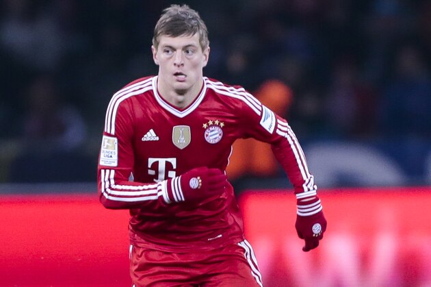 Bayern's Toni Kroos plays the ball during the first division Bundesliga soccer match between Hertha BSC and FC Bayern Munich in Berlin, Tuesday, March 25, 2014. (AP Photo/Markus Schreiber)