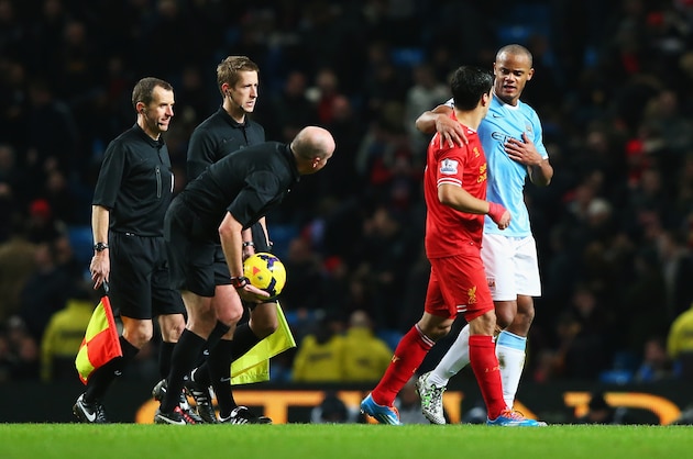 MANCHESTER, ENGLAND - DECEMBER 26:  Luis Suarez of Liverpool talks to Vincent Kompany of Manchester City as they walk off for half time during the Barclays Premier League match between Manchester City and Liverpool at Etihad Stadium on December 26, 2013 in Manchester, England.  (Photo by Alex Livesey/Getty Images)