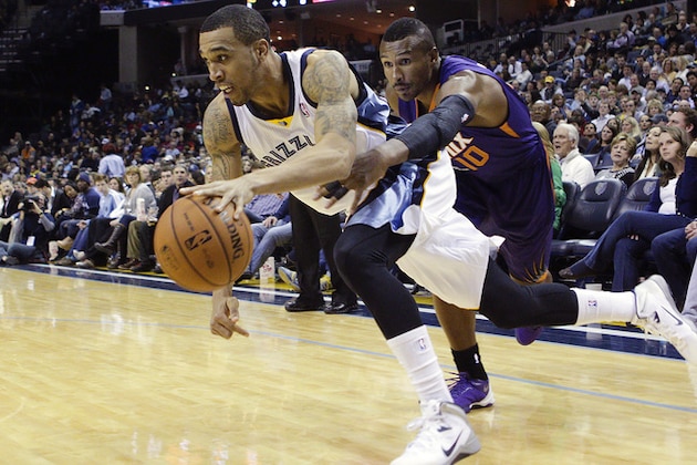 Phoenix Suns guard Leandro Barbosa, right, of Brazil, reaches in to attempt the steal against Memphis Grizzlies guard Courtney Lee in the second half of an NBA basketball game, Friday, Jan. 10, 2014, in Memphis, Tenn. The Grizzlies won 104-99. (AP Photo/Lance Murphey)