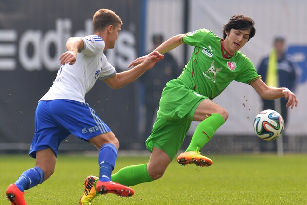 KHIMKI, RUSSIA - MARCH 23: Igor Denisov (L) of FC Dinamo Moscow challenged by Sardar Azmoun of FC Rubin Kazan during the Russian Premier League match between FC Dinamo Moscow and FC Rubin Kazan at the Arena Khimki Stadium on March 23, 2014 in Khimki, Russia.  (Photo by Epsilon/Getty Images)