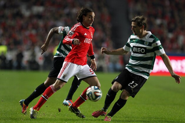 Benfica's Lazar Markovic, from Serbia, fights for the ball with Sporting's Adrien Silva, right, from France, during the Portuguese league soccer match between Benfica and Sporting at Benfica's Luz stadium, in Lisbon, Tuesday, Feb. 11, 2014. (AP Photo/Francisco Seco)