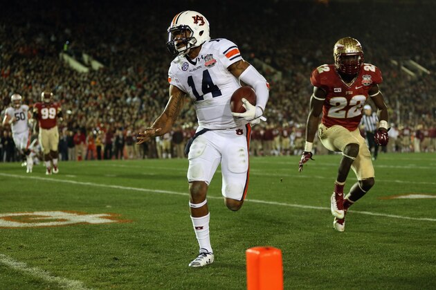 PASADENA, CA - JANUARY 06:  Quarterback Nick Marshall #14 of the Auburn Tigers runs for a four-yard touchdown in the 2014 Vizio BCS National Championship Game against the Florida State Seminoles at the Rose Bowl on January 6, 2014 in Pasadena, California.  (Photo by Jeff Gross/Getty Images)
