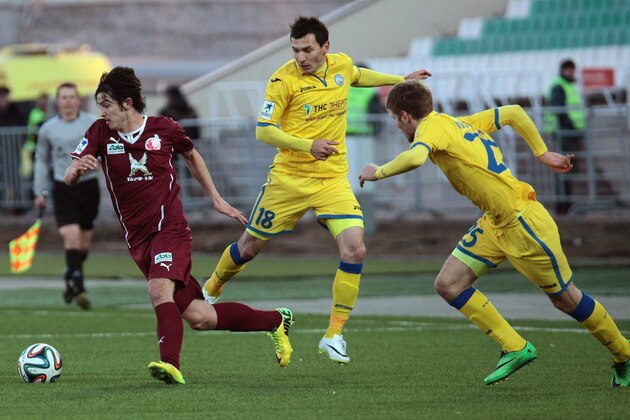 KAZAN, RUSSIA - MARCH 30: Sardar Azmoun (L) of FC Rubin Kazan is challenged by Azim Fatullayev of  FC Rostov Rostov-on-Don during the Russian Football League Championship match between FC Rubin Kazan and  FC Rostov Rostov-on-Don at the Rubin Stadium on March 30, 2014 in Kazan, Russia.  (Photo by Epsilon/Getty Images)