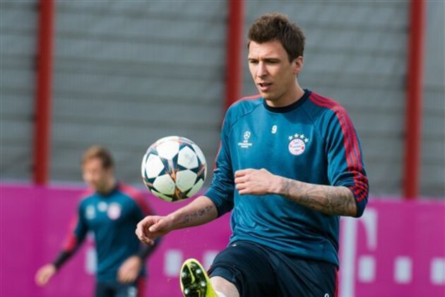 Munich's Mario Mandzukic plays the ball  during a practice session in Munich Monday March 31, 2014. Bayern Munich players  prepare for the upcoming first leg quarterfinal Champions League soccer match against Manchester United on Tuesday. (AP Photo/dpa, Peter Kneffel)