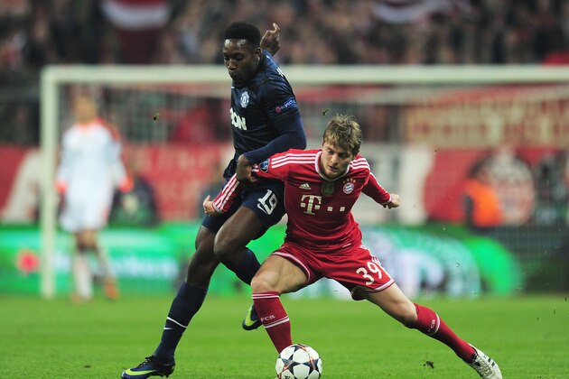 MUNICH, GERMANY - APRIL 09: Danny Welbeck of Manchester United challenges Toni Kroos of Bayern Muenchen during the UEFA Champions League Quarter Final second leg match between FC Bayern Muenchen and Manchester United at Allianz Arena on April 9, 2014 in Munich, Germany.  (Photo by Shaun Botterill/Getty Images)