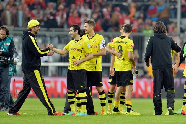 Dortmund head coach Juergen Klopp, left,  congratulates his players after  the  soccer match between FC Bayern Munich and Borussia Dortmund in Munich, Germany, on Saturday, April 12, 2014. Dortmund won by 3-0. (AP Photo/Kerstin Joensson)