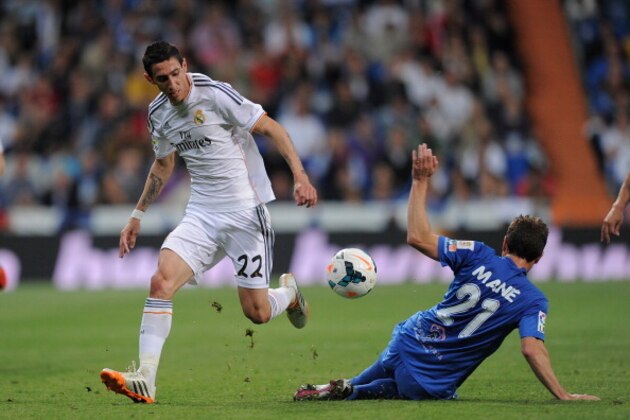 MADRID, SPAIN - APRIL 12:  Angel Di Maria (L) of Real Madrid gets past Mane of Almeria during the La Liga match between Real Madrid and Almeria at Santiago Bernabeu stadium on April 12, 2014 in Madrid, Spain.  (Photo by Denis Doyle/Getty Images)