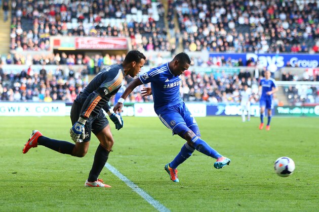 SWANSEA, WALES - APRIL 13:  Samuel Eto'o of Chelsea attempts a shot on goal as goalkeeper Michel Vorm of Swansea is caught out of position during the Barclays Premier League match between Swansea City and Chelsea at Liberty Stadium on April 13, 2014 in Swansea, Wales.  (Photo by Michael Steele/Getty Images)