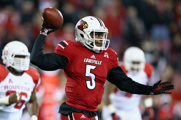 LOUISVILLE, KY - NOVEMBER 16:  Teddy Bridgewater #5 of the Louisville Cardinals throws a pass during the game against the Houston Cougars at Papa John's Cardinal Stadium on November 16, 2013 in Louisville, Kentucky.  (Photo by Andy Lyons/Getty Images)
