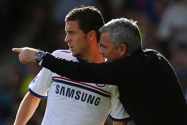 NORWICH, ENGLAND - OCTOBER 06:  Manager Jose Mourinho of Chelsea speaks to Eden Hazard of Chelsea during the Barclays Premier League match between Norwich City and Chelsea at Carrow Road on October 6, 2013 in Norwich, England.  (Photo by Julian Finney/Getty Images)