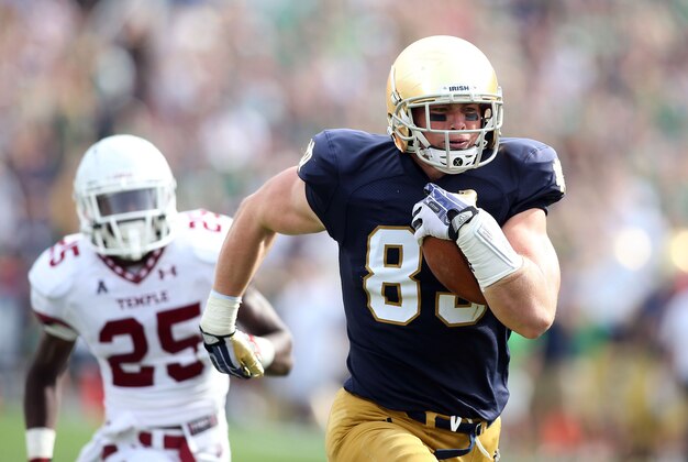 Aug 31, 2013; South Bend, IN, USA; Notre Dame Fighting Irish tight end Troy Niklas (85) breaks away to score a touchdown against the Temple Owls at Notre Dame Stadium. Mandatory Credit: Brian Spurlock-USA TODAY Sports