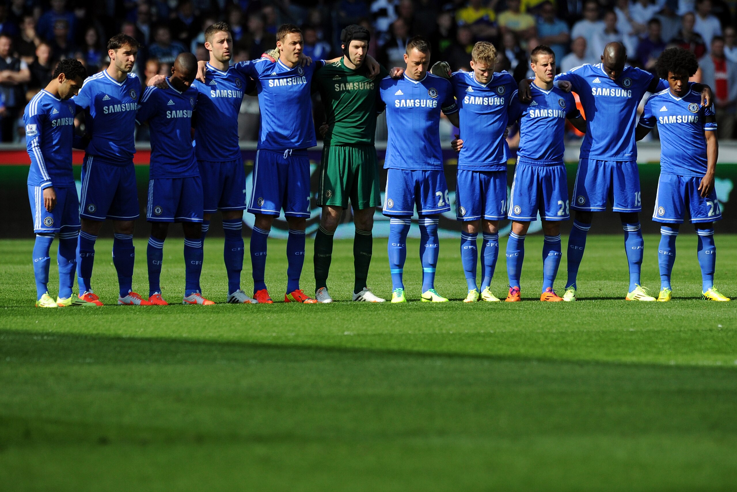 SWANSEA, WALES - APRIL 13:  Chelsea  players observe a minute's silence to mark the 25th anniversary of the Hillsborough disaster prior to the Barclays Premier League match between Swansea City and Chelsea at Liberty Stadium on April 13, 2014 in Swansea, Wales.  (Photo by Chris Brunskill/Getty Images)