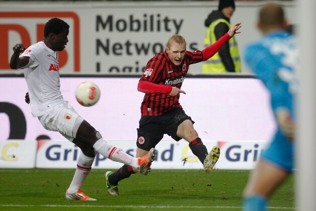 Fussball, 1. Bundesliga, Saison 2012/13, 12. Spieltag, Eintracht Frankfurt - FC Augsburg, Samstag (17.11.12), Commerzbank-Arena, Frankfurt am Main: Frankfurts Sebastian Rode (r.) und Augsburgs Gibril Sankoh kaempfen um den Ball. Das Spiel endete 4:2. (zu dapd-Text) +++ Achtung Bildredaktionen: Die Verwendung der Bilder fuer die gedruckten Ausgaben der Zeitungen und andere Print-Medien ist ohne Einschraenkungen moeglich. Die DFL erlaubt ausserdem die Publikation und Weiterverwertung von maximal 15 Fotos (keine Sequenzbilder und keine videoaehnlichen Fotostrecken) aus dem Stadion und/oder vom Spiel im Internet und in Online-Medien. Die Publikation oder Verwertung der Fotos (Stand- und Sequenzbilder) aus dem Stadion und/oder vom Spiel ueber Mobilfunk (insbesondere per MMS) und ueber DVB-H/SH und DMB ist erst 2 Stunden nach Abpfiff des jeweiligen Spiels erlaubt! Foto: Alex Domanski/dapd