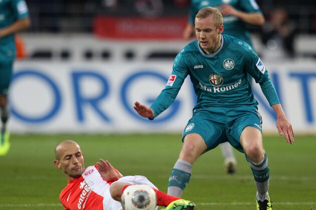 Mainz's Elkin Soto of Colombia, left, and Frankfurt's Sebastian Rode challenge for the ball during a soccer match of German first division, Bundesliga,  between FSV Mainz 05 and Eintracht Frankfurt in Mainz, Germany,  Sunday, Nov. 10, 2013. (AP Photo/Michael Probst)
