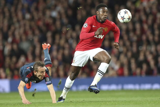 Bayern's Rafinha, left, fails to stop Manchester United's Danny Welbeck during the Champions League quarterfinal first leg soccer match between Manchester United and Bayern Munich at Old Trafford Stadium, Manchester, England, Tuesday, April 1, 2014.(AP Photo/Jon Super)