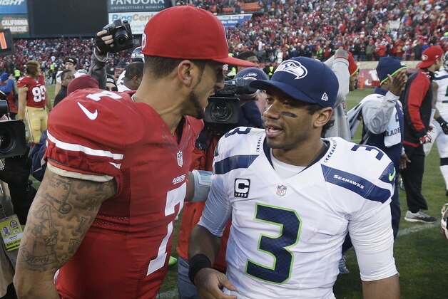 El quarterback de los 49ers, Colin Kaepernick, izquierda, habla con el quarterback de los Seahawks, Russell Wilson, tras un partido el 8 de diciembre de 2013 en San Francisco. (AP Photo/Marcio Jose Sanchez)