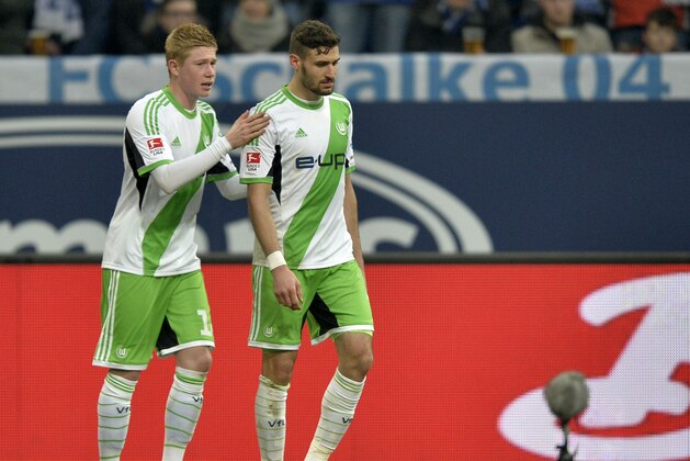 Wolfsburg's Kevin de Bruyne, left, comforts Wolfsburg's Daniel Caligiuri who leaves the pitch after getting a red card  during the German Bundesliga soccer match between FC Schalke 04 and VfL Wolfsburg in Gelsenkirchen,  Germany, Saturday, Feb. 1, 2014. (AP Photo/Martin Meissner)